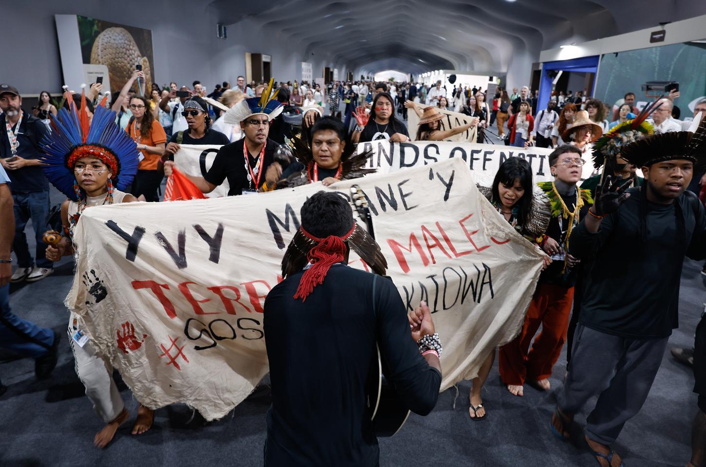 Indígenas protestam na COP30 por demarcação de terras e contra mineração
