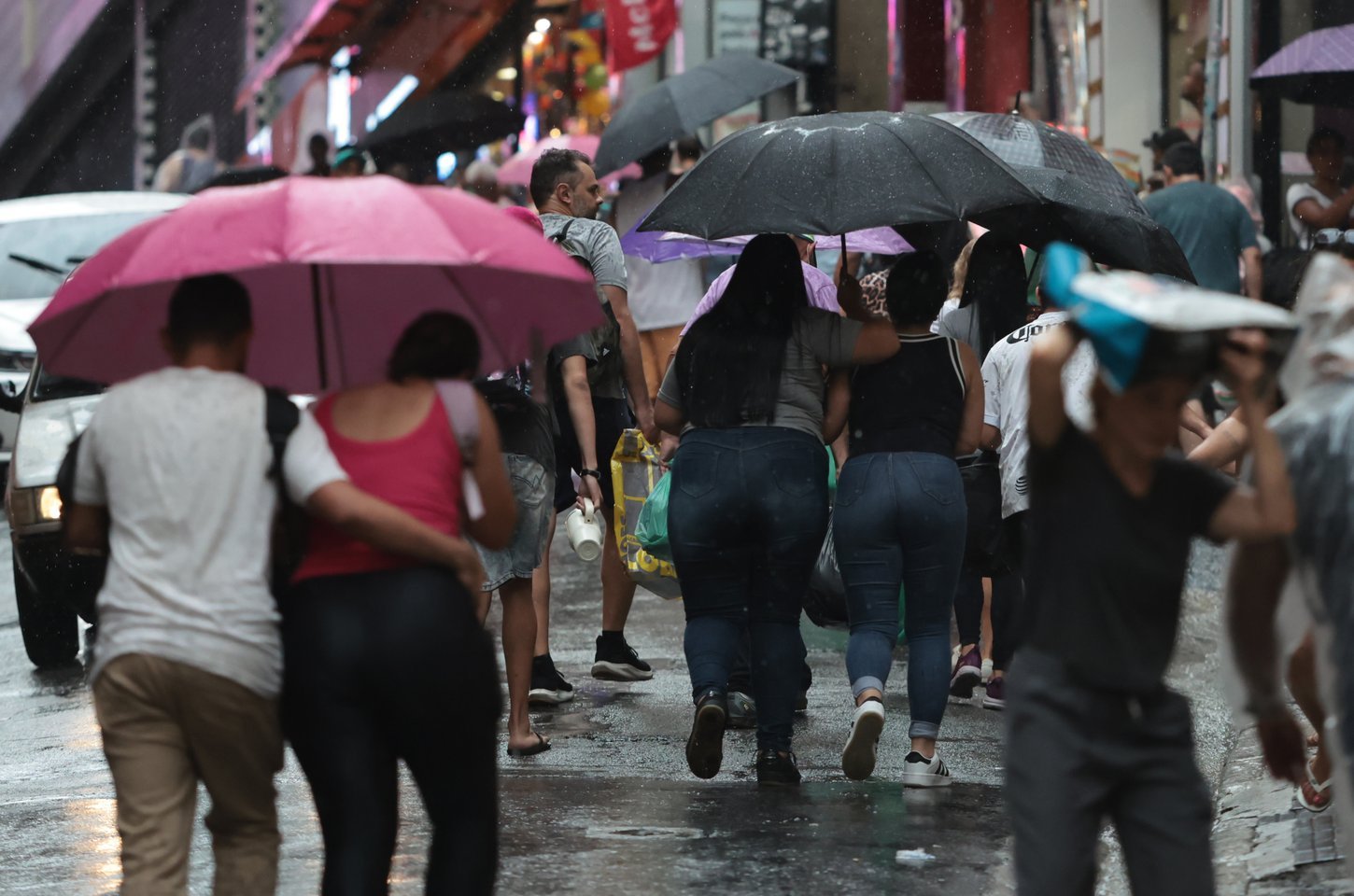 Inmet emite alerta laranja para chuvas e ventos intensos em quatro estados