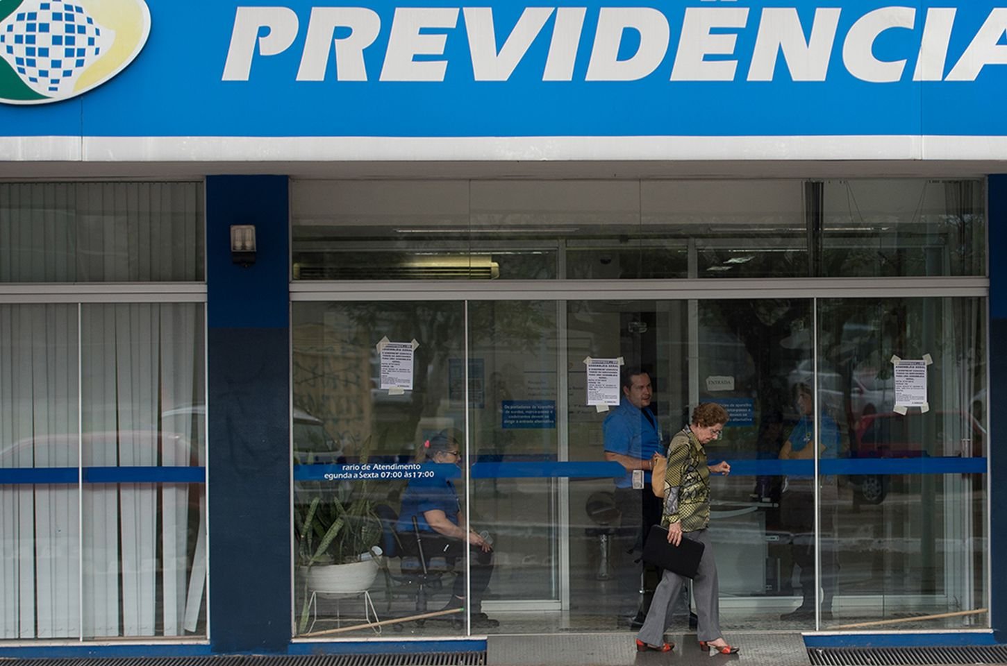 INSS abre agências no fim de semana e fecha para manutenção na semana