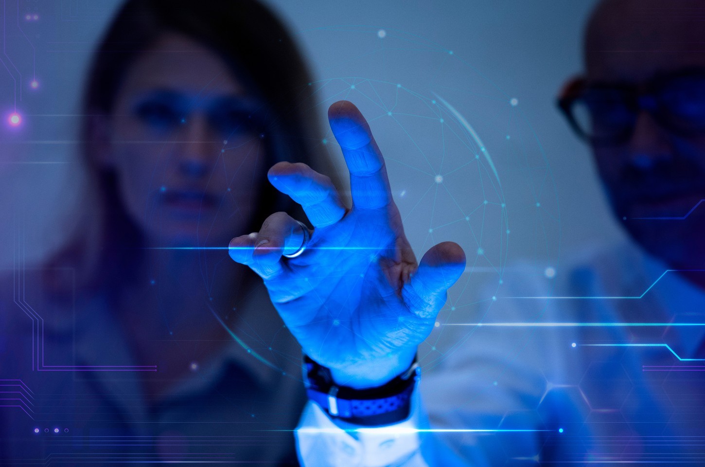 Inteligência artificial impulsiona onda de desinformação global, alerta estudo