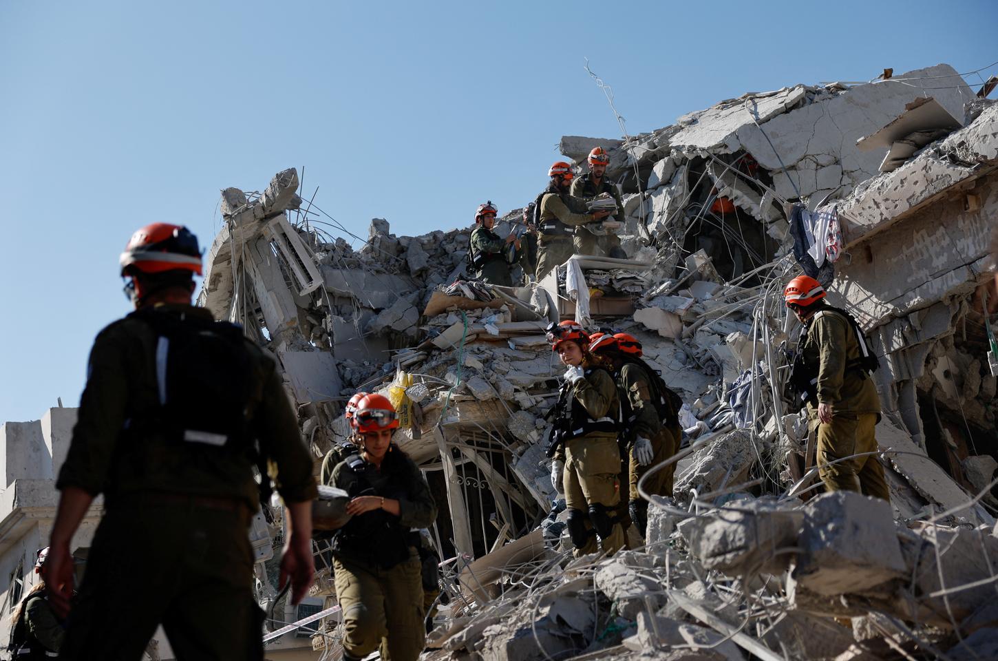 Irã lança ataques contra Israel e EUA após morte de Khamenei