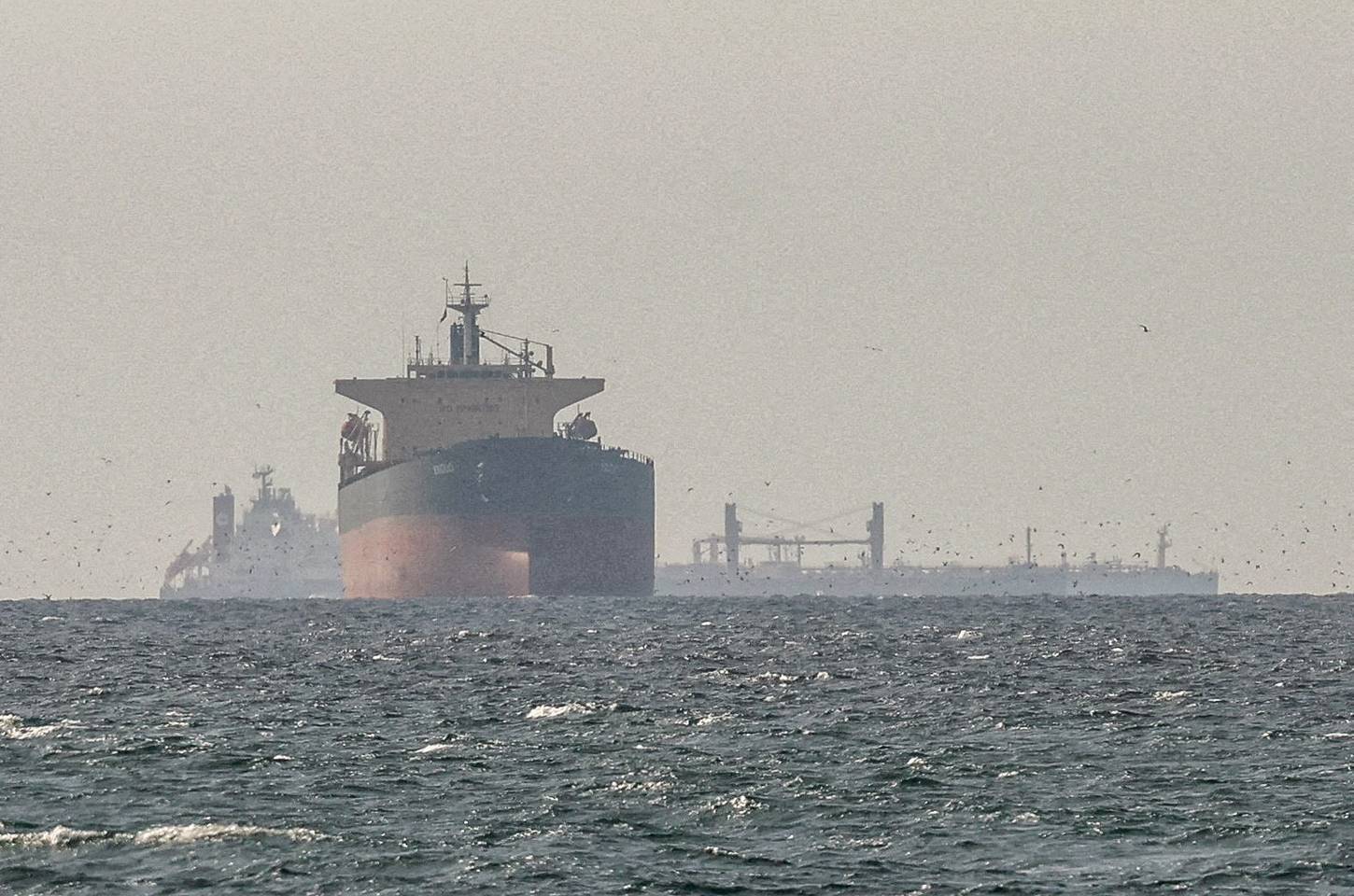 Irã nega travessia de navios dos EUA em Ormuz e preço do petróleo dispara 5%
