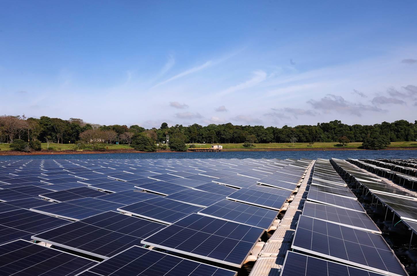 Itaipu testa geração solar sobre o lago e diversifica fontes de energia