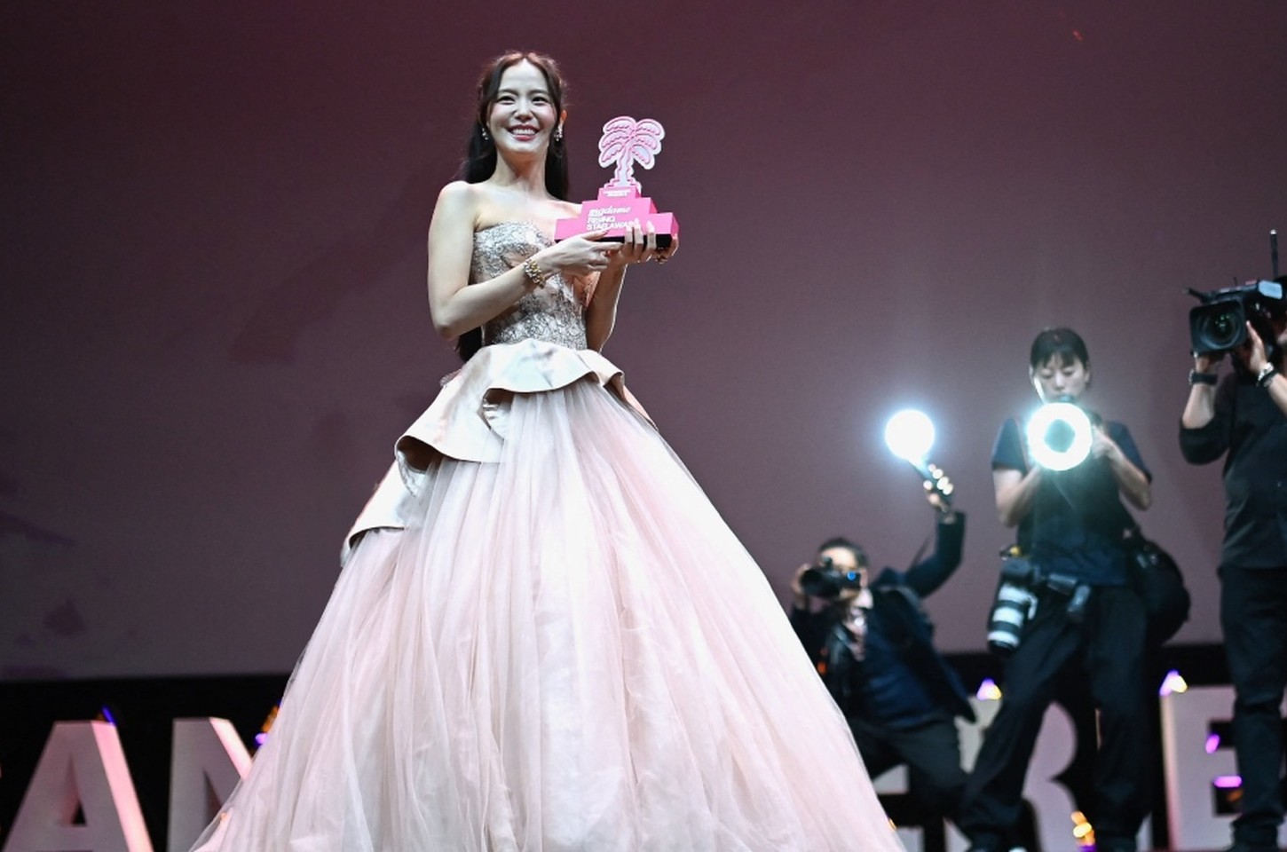 Jisoo do BLACKPINK é primeira asiática a vencer prêmio Rising Star no Canneseries