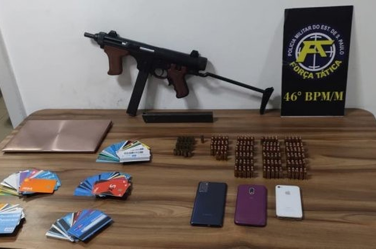 Jovem de 18 anos é preso com submetralhadora em casa na Vila Heliópolis