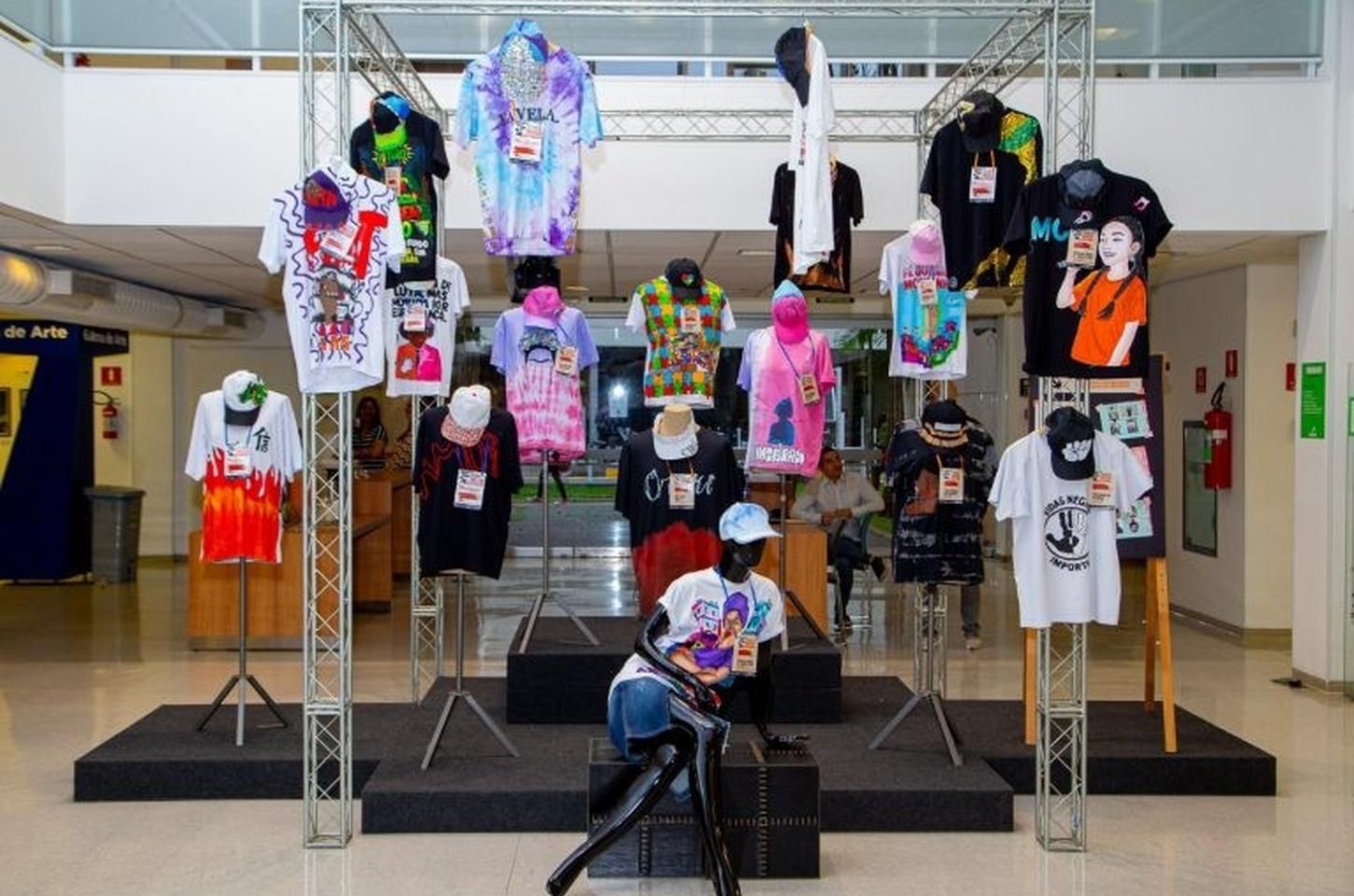 Jovens da Fundação CASA expõem moda criativa em biblioteca do Senac em São Paulo