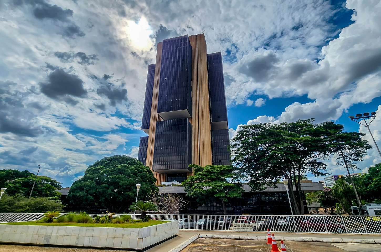 Juros altos, e não gastos públicos, são os maiores vilões da dívida, dizem economistas