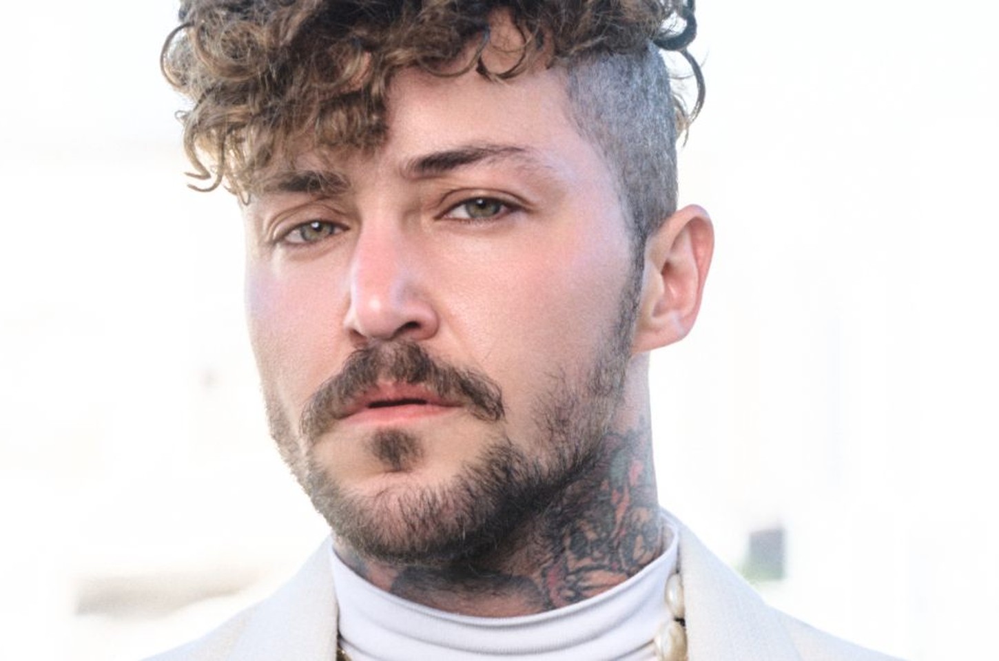 Kaique lança álbum autobiográfico sobre vivência trans