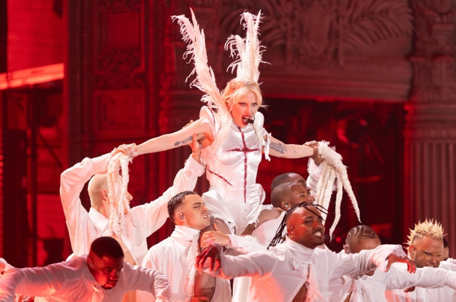 Lady Gaga exibe especial de Natal com álbum "Harlequin" no YouTube