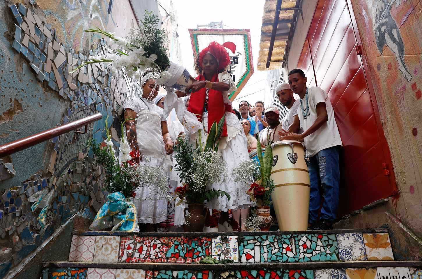 Lavagem da escadaria Baden Powell une São Sebastião e Oxóssi no Rio