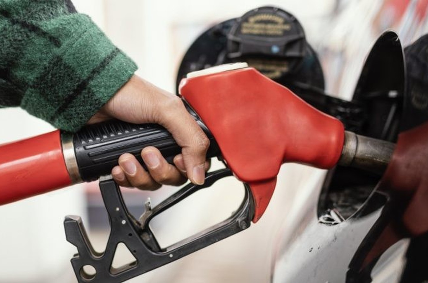 Lei garante direito a instalar recarga de carro elétrico em condomínios de SP