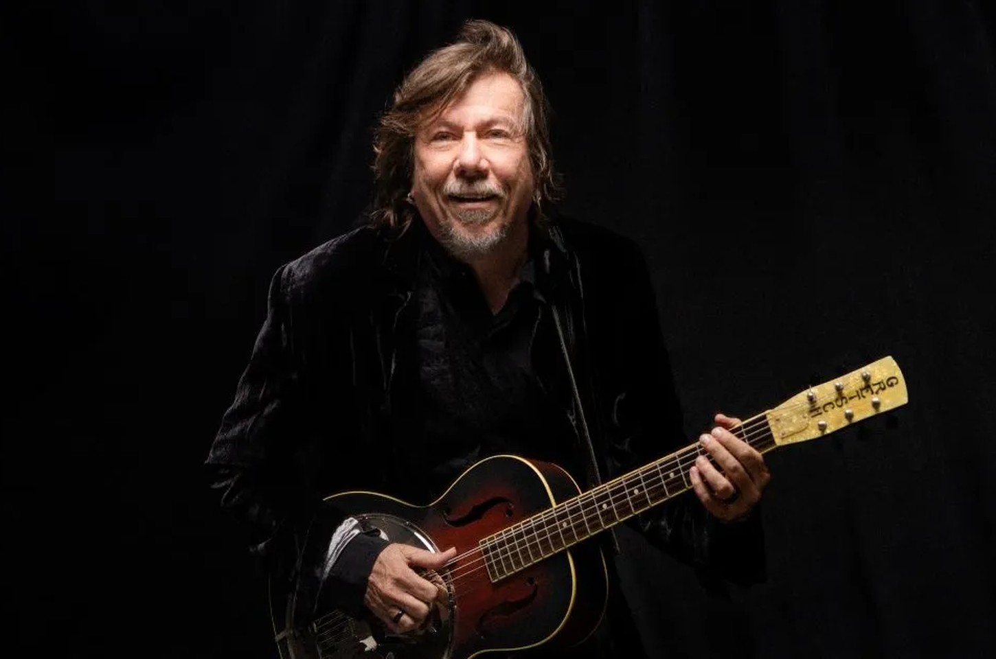 Lenine anuncia turnê do álbum 'EITA' por seis cidades do Brasil e uma internacional