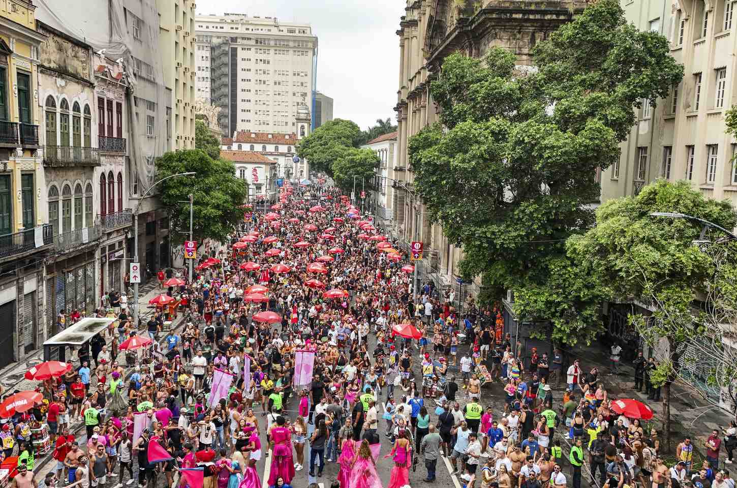 Lexa retorna aos blocos de rua do Rio com homenagem à música brasileira