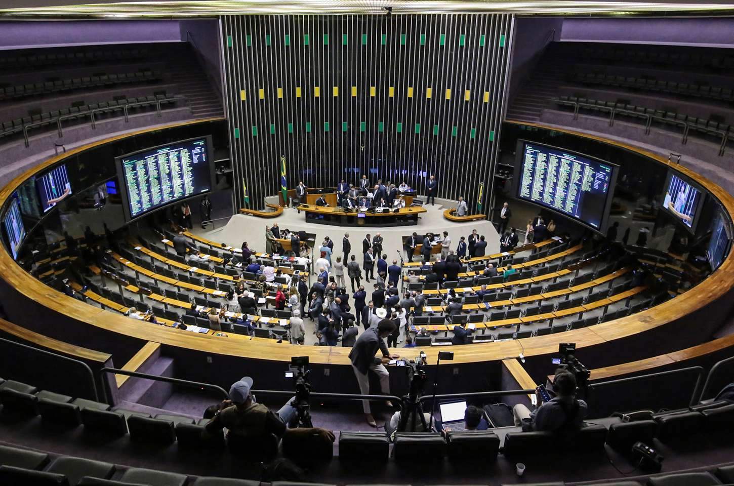 Líder do PT propõe regra mais rígida para faltas de deputados