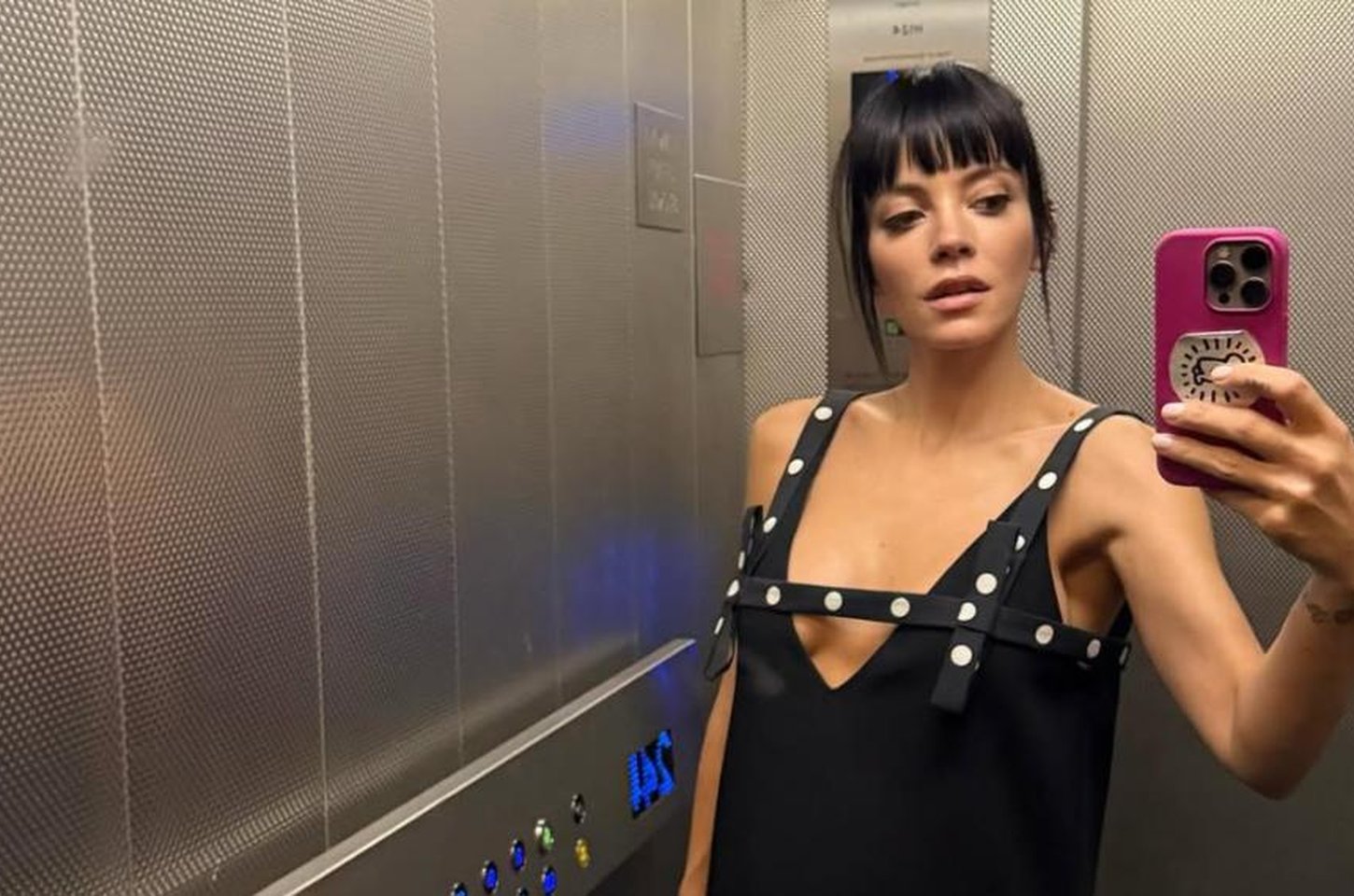 Lily Allen celebra volta ao Brasil após 15 anos e planeja noitadas em São Paulo