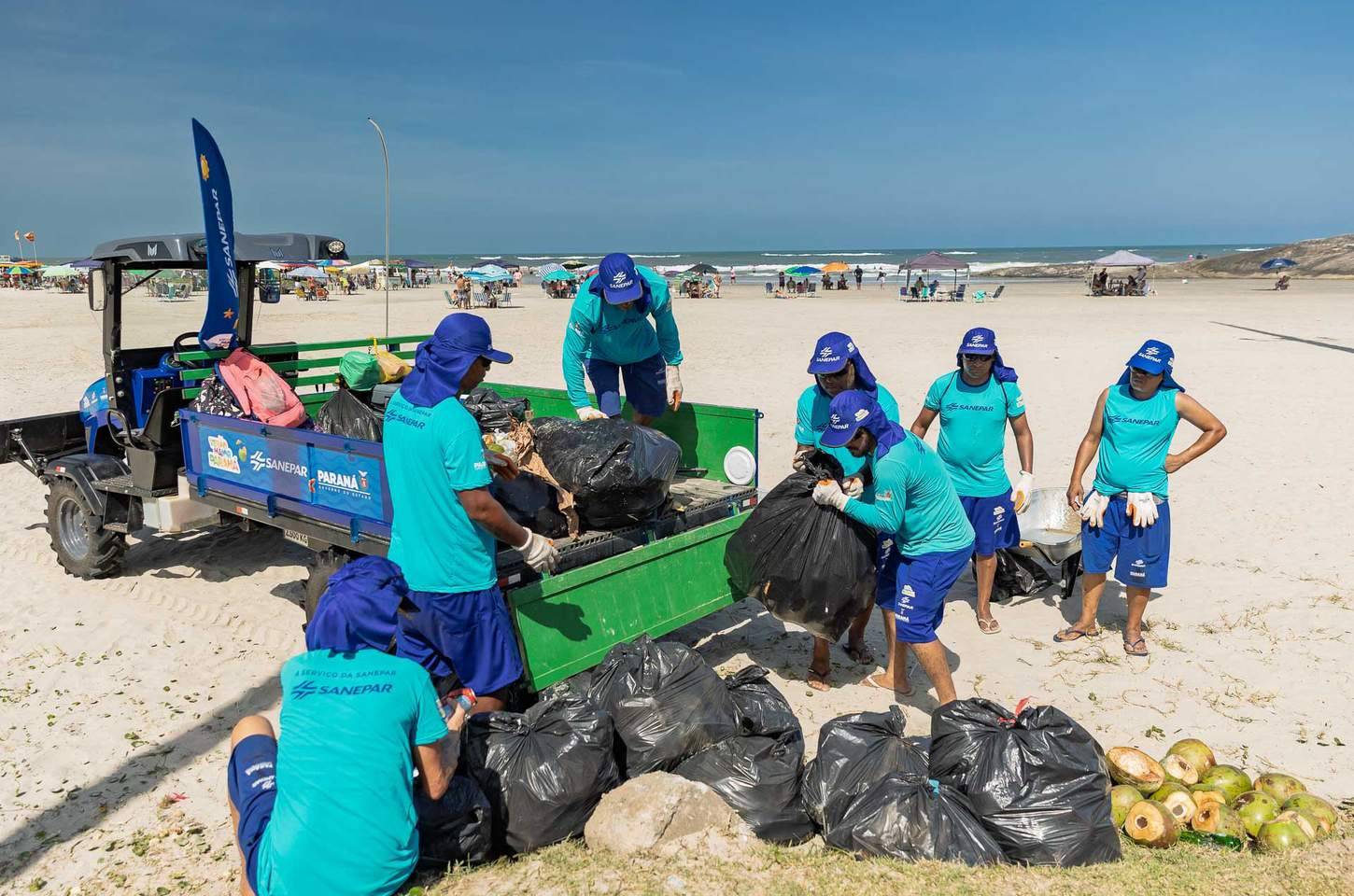 Limpeza das praias do Paraná retira 21 toneladas de lixo em quatro dias