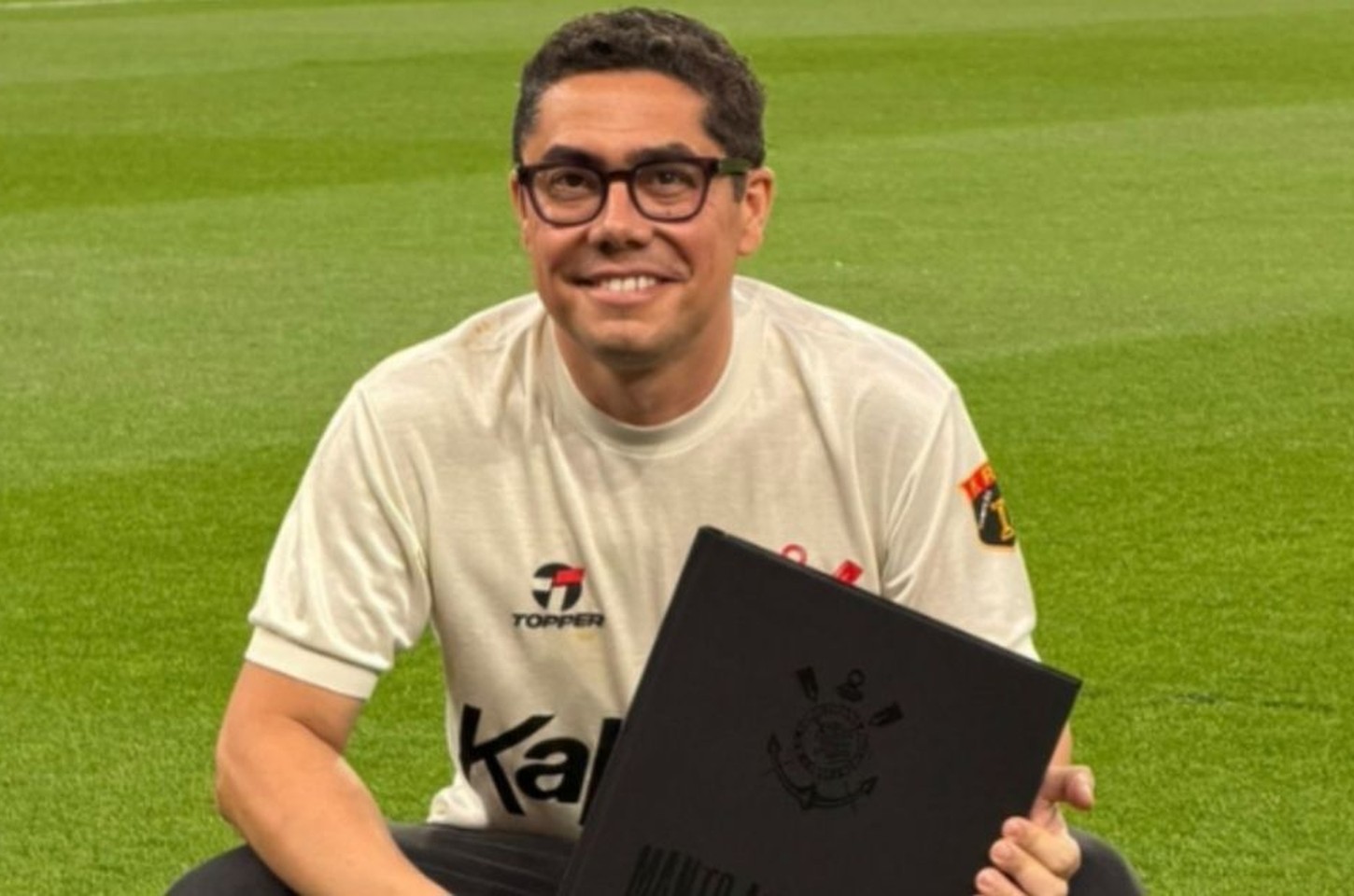 Livro 'Manto Alvinegro' celebra 100 camisas históricas do Corinthians