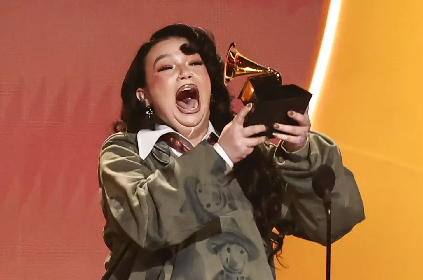 Lola Young vence Grammy 2026 com 'Messy' após pausa na carreira