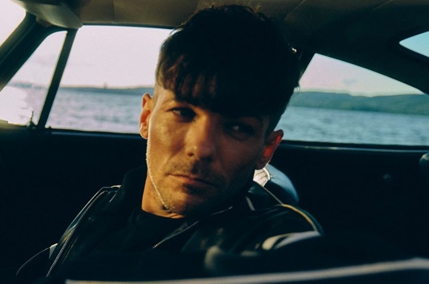 Louis Tomlinson anuncia turnê e show em São Paulo em 2027