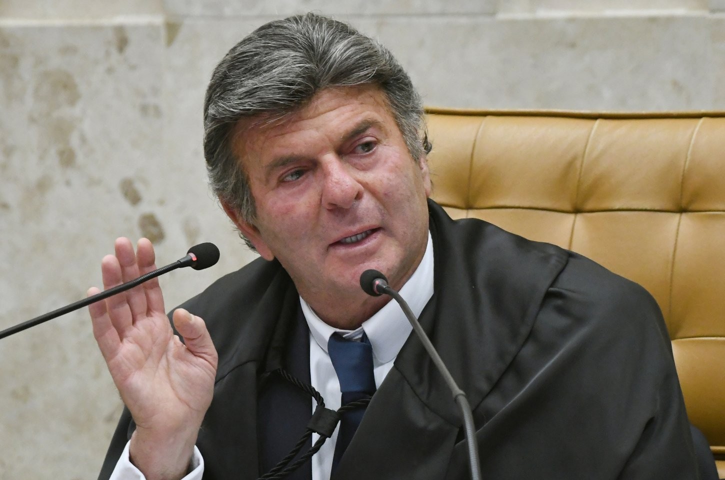 Luiz Fux assume vaga na Segunda Turma do STF com homenagens