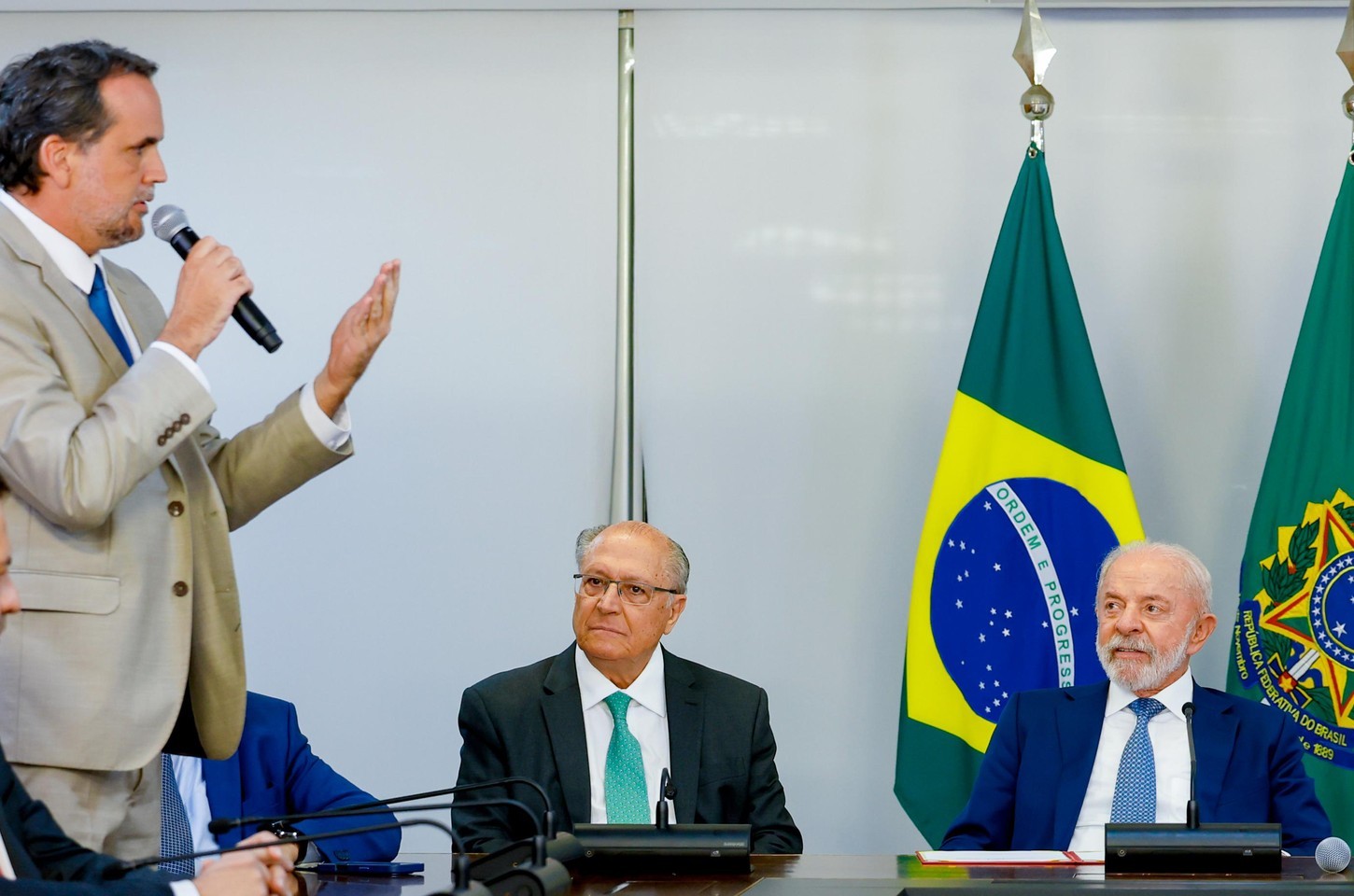 Lula assina MP para zerar imposto de importação em compras de até US$ 50