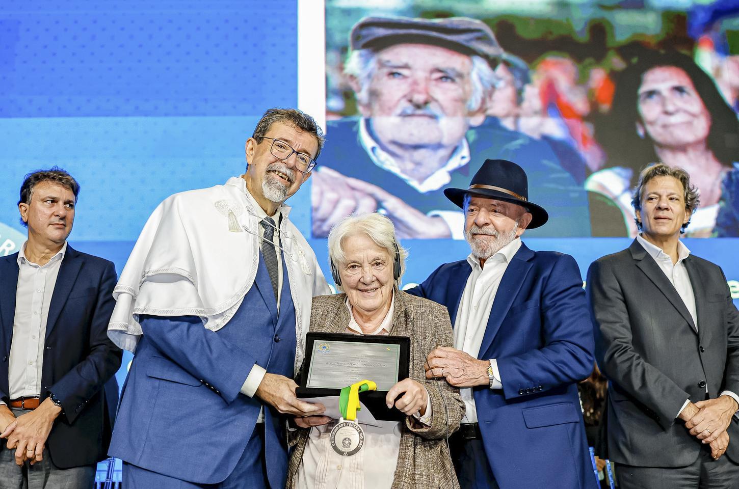 Lula defende soberania sobre terras raras e homenageia Mujica