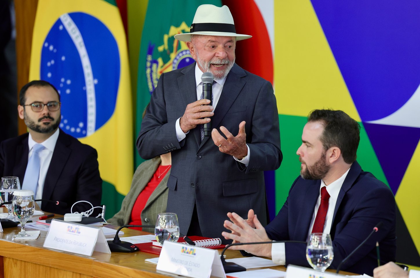 Lula diz que novo Desenrola Brasil vai tirar 'corda do pescoço' e recuperar crédito