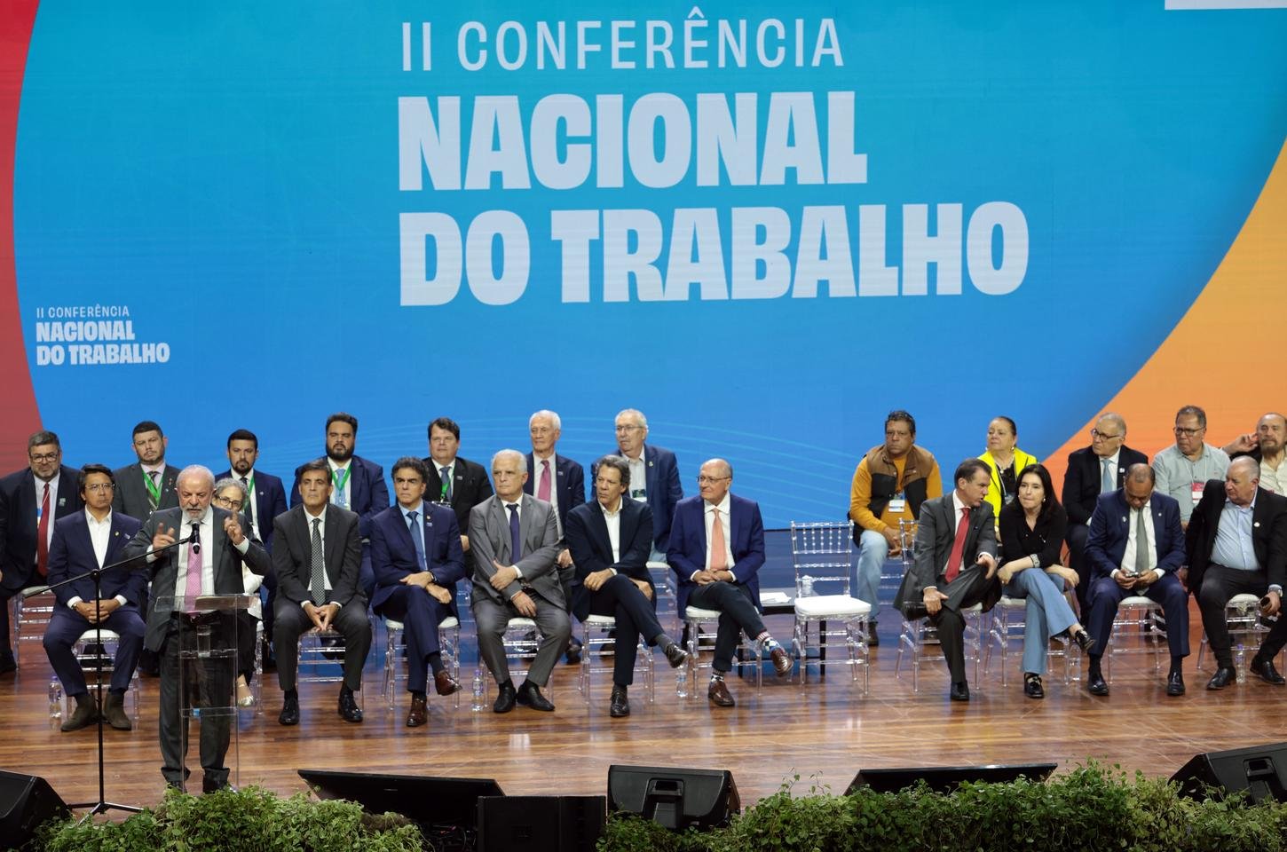 Lula propõe acordo tripartite para fim da escala 6x1