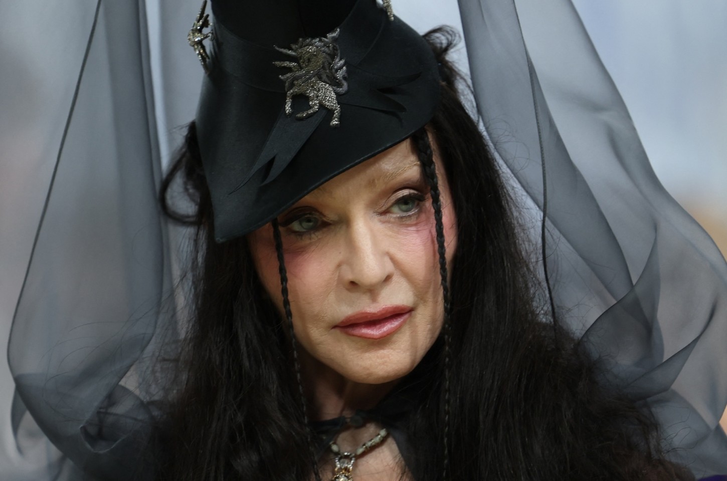 Madonna chega ao Met Gala 2026 com visual surrealista e anuncia novo álbum