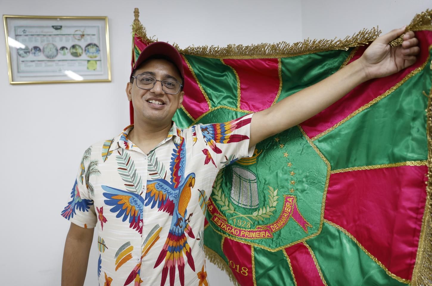 Mangueira homenageia Mestre Sacaca e a Amazônia Negra em 2026