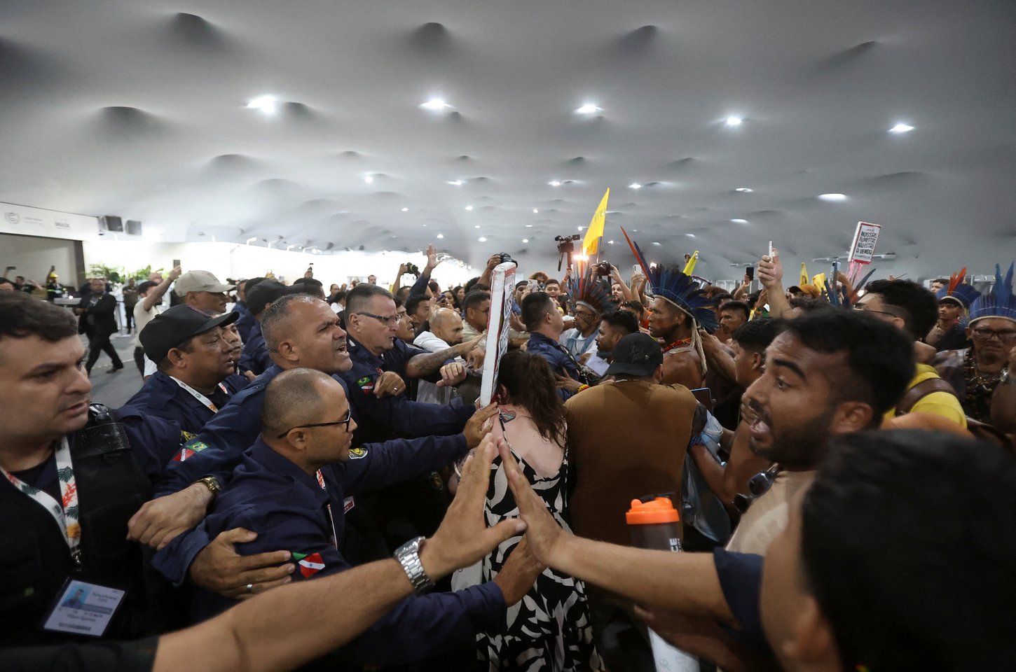 Manifestantes tentam invadir Zona Azul da COP30 e segurança é reforçada