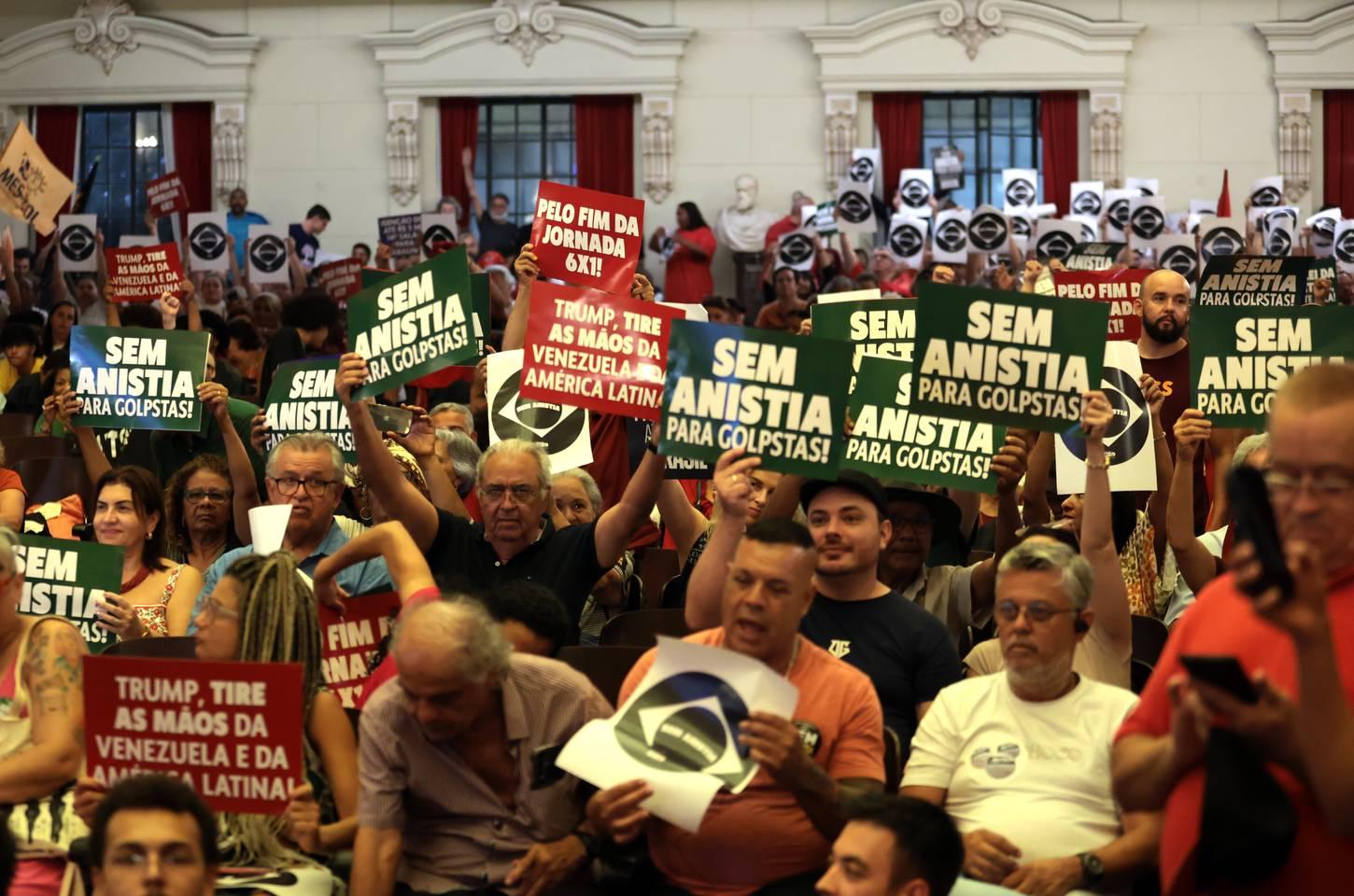 Manifesto celebra vitória da democracia e alerta sobre ameaças