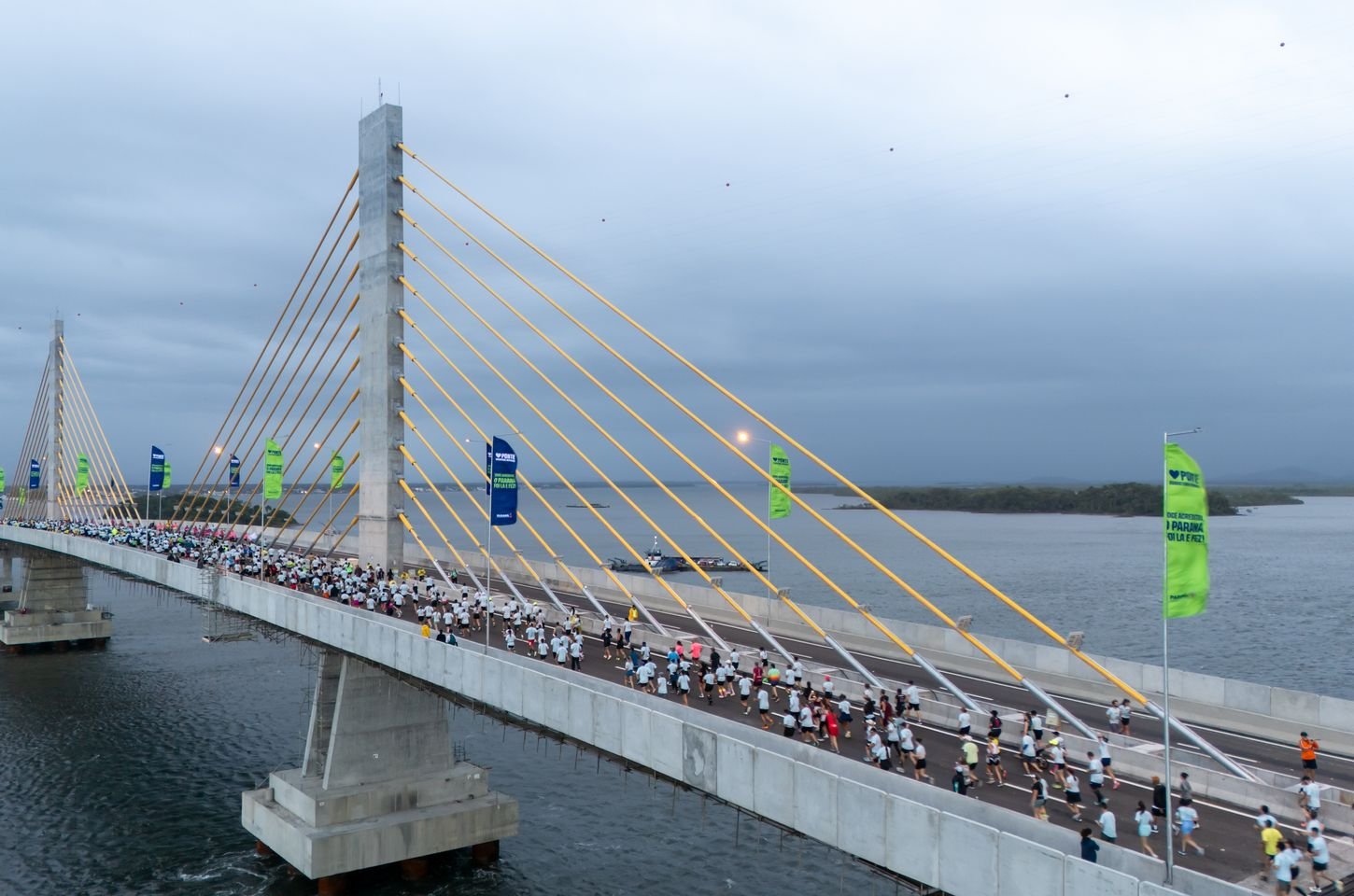 Maratona do Paraná encanta com travessia da Ponte de Guaratuba