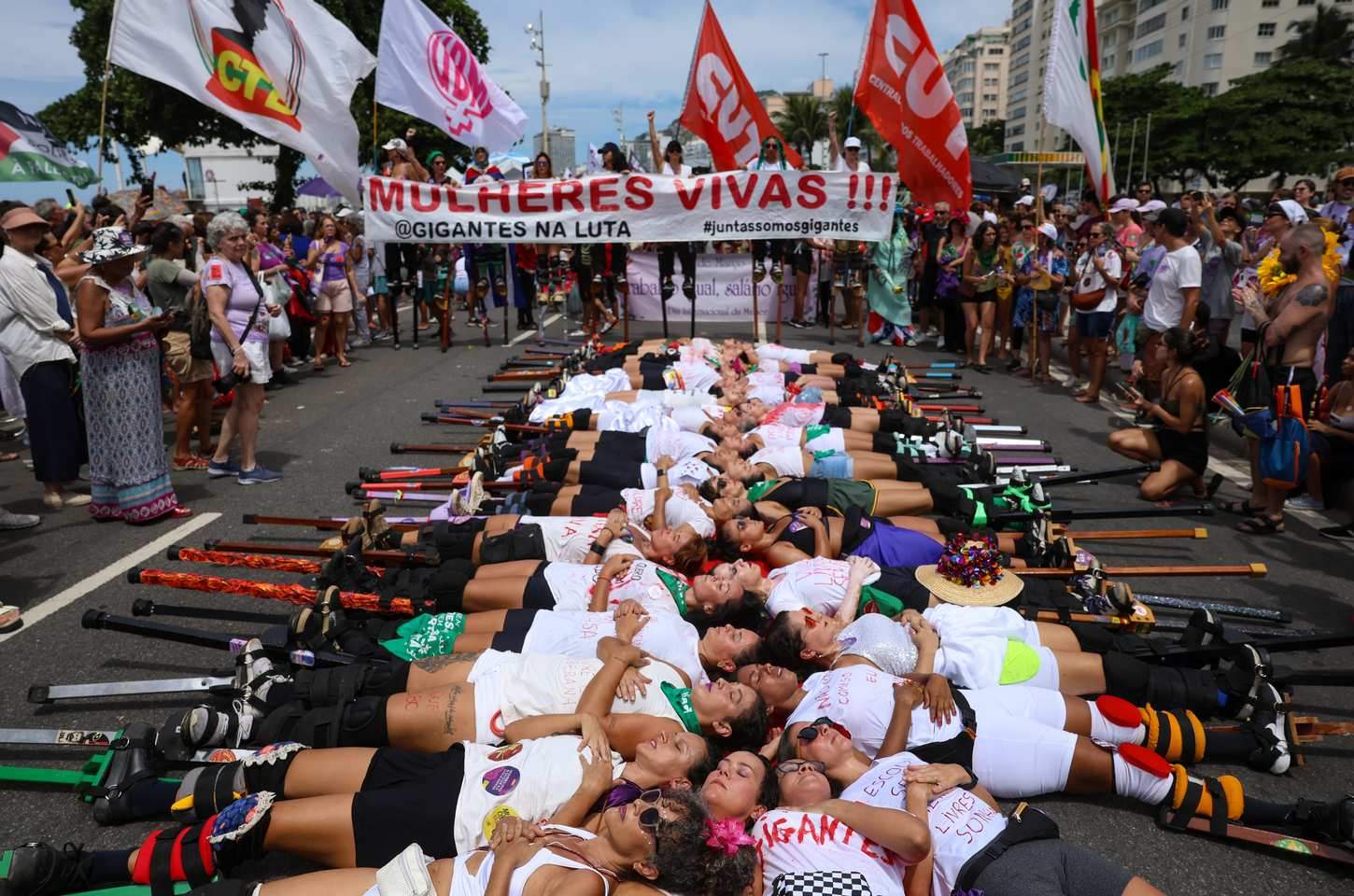 Marcha em Copacabana marca Dia da Mulher com protesto contra violência