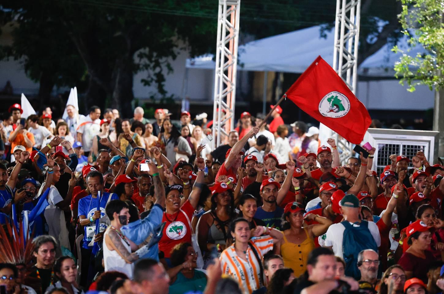 Marcha mundial pelo clima reúne milhares em Belém durante COP30
