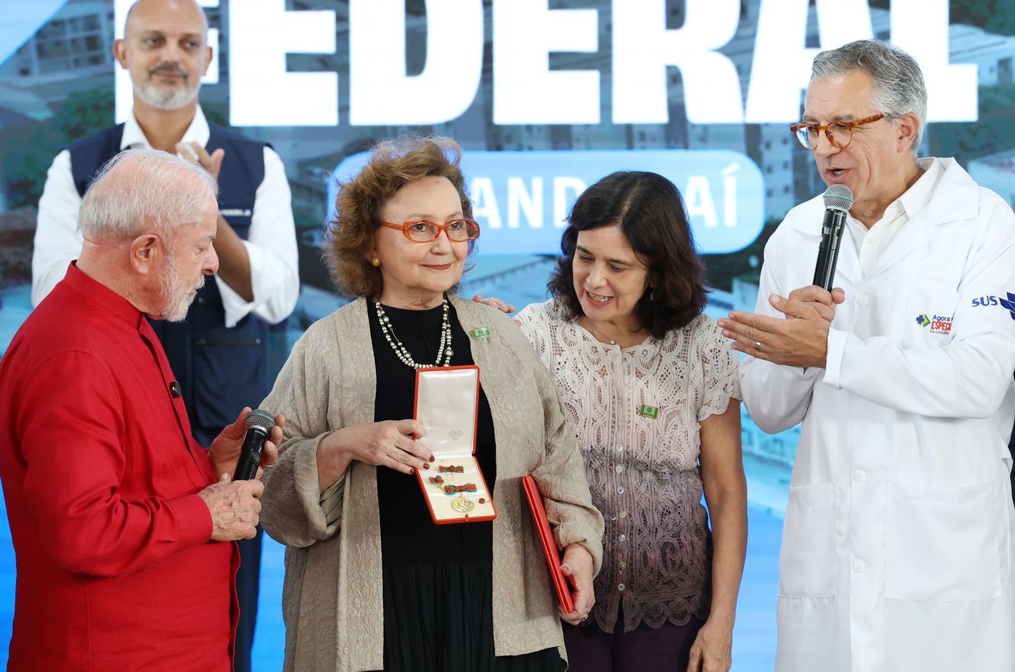 Margareth Dalcolmo recebe medalha de mérito Oswaldo Cruz das mãos de Lula