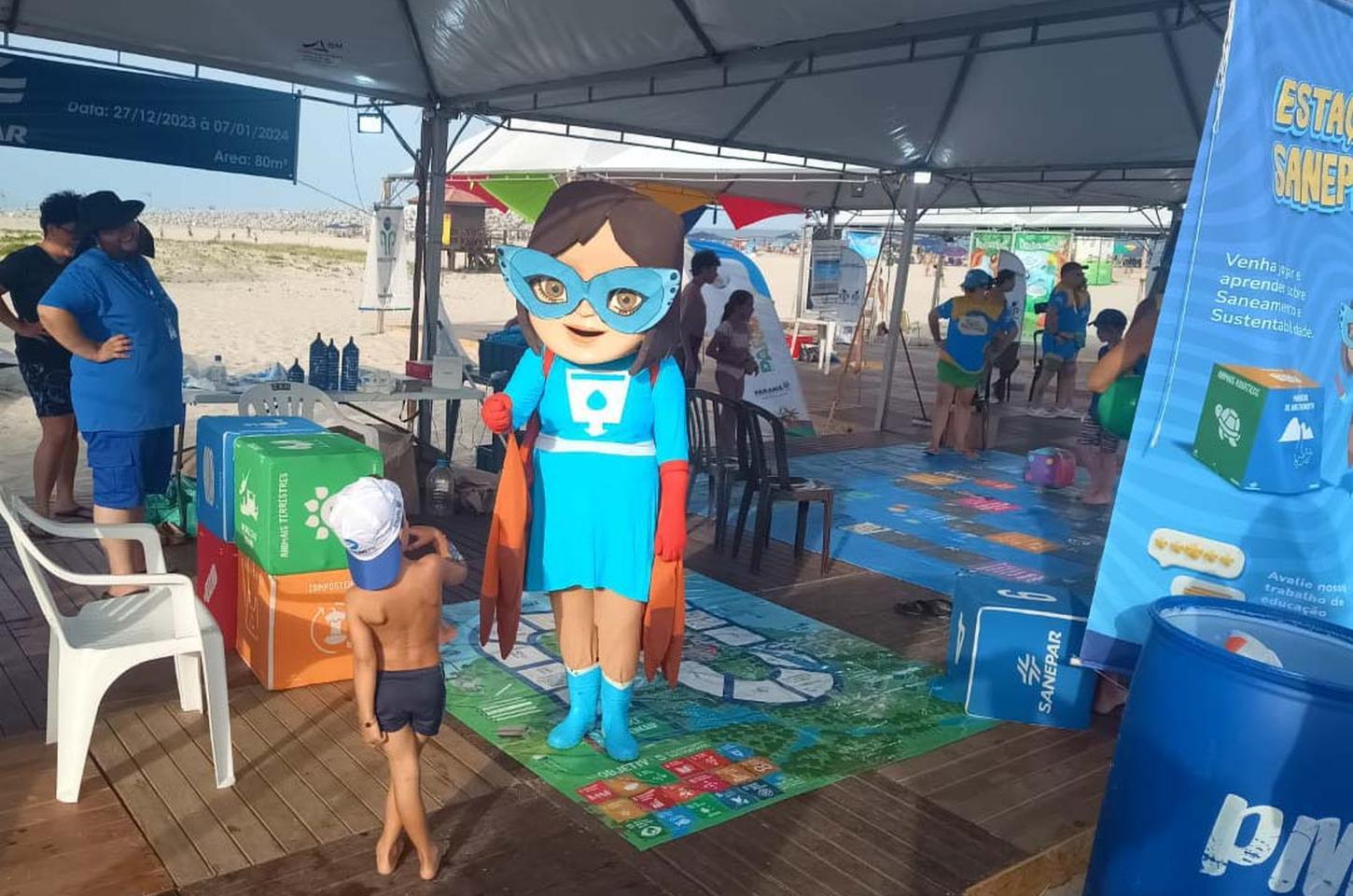 Mascotes da Sanepar levam educação ambiental ao litoral do Paraná