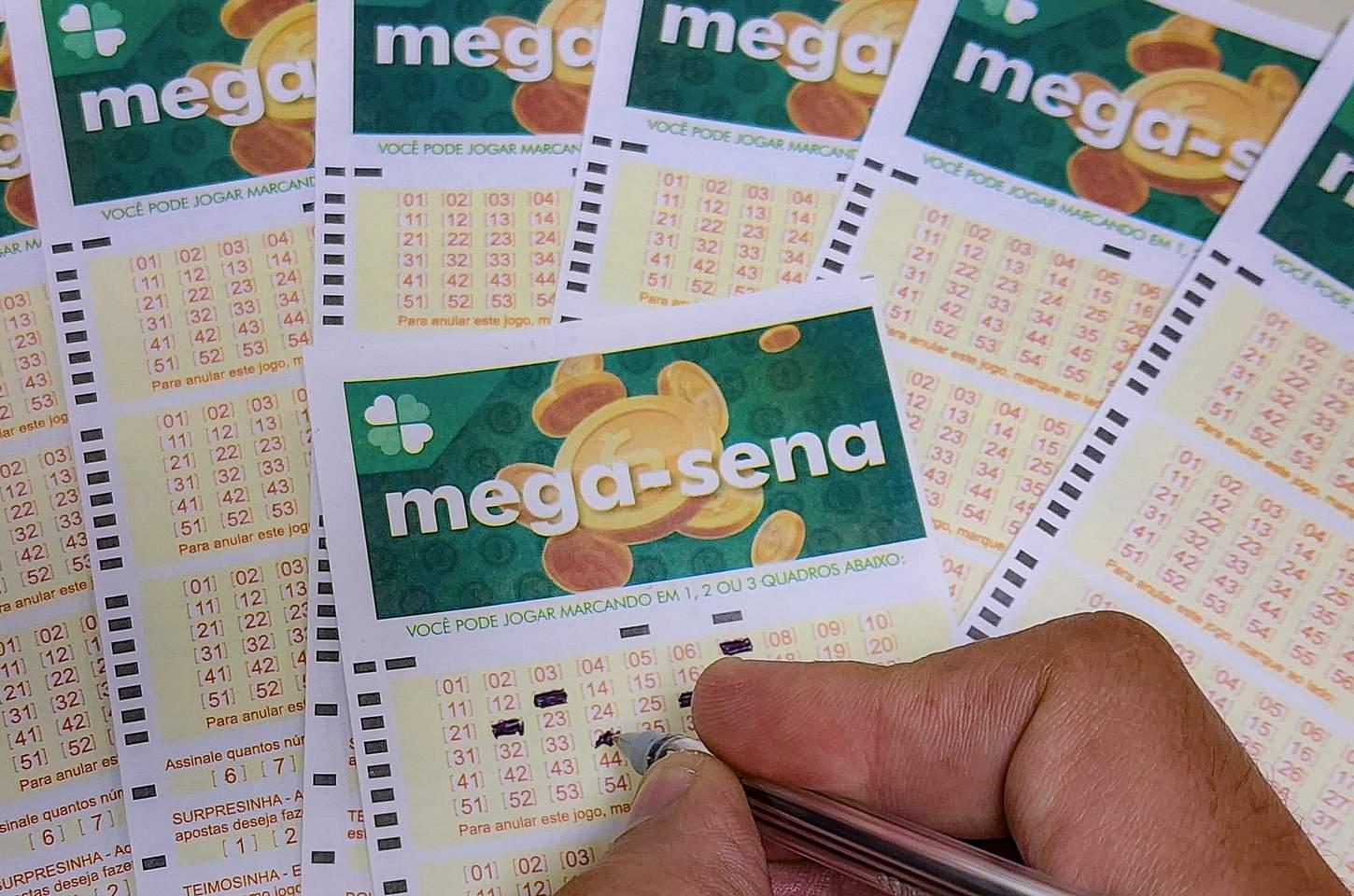 Mega-Sena acumula em R$ 100 milhões com sorteio adiado para sexta