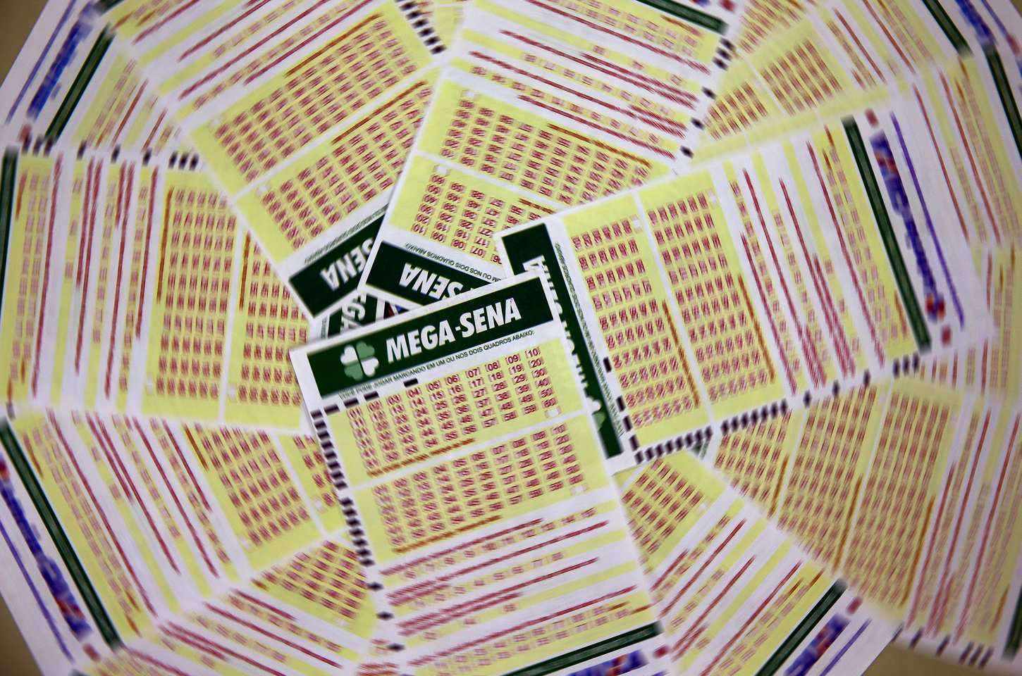 Mega-Sena acumula prêmio de R$ 15 milhões no concurso 2.993