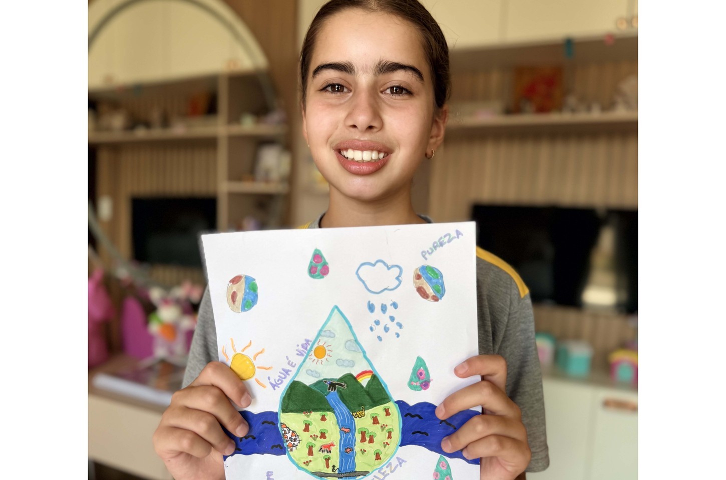 Menina de 9 anos vence concurso ambiental com desenho de gota mágica