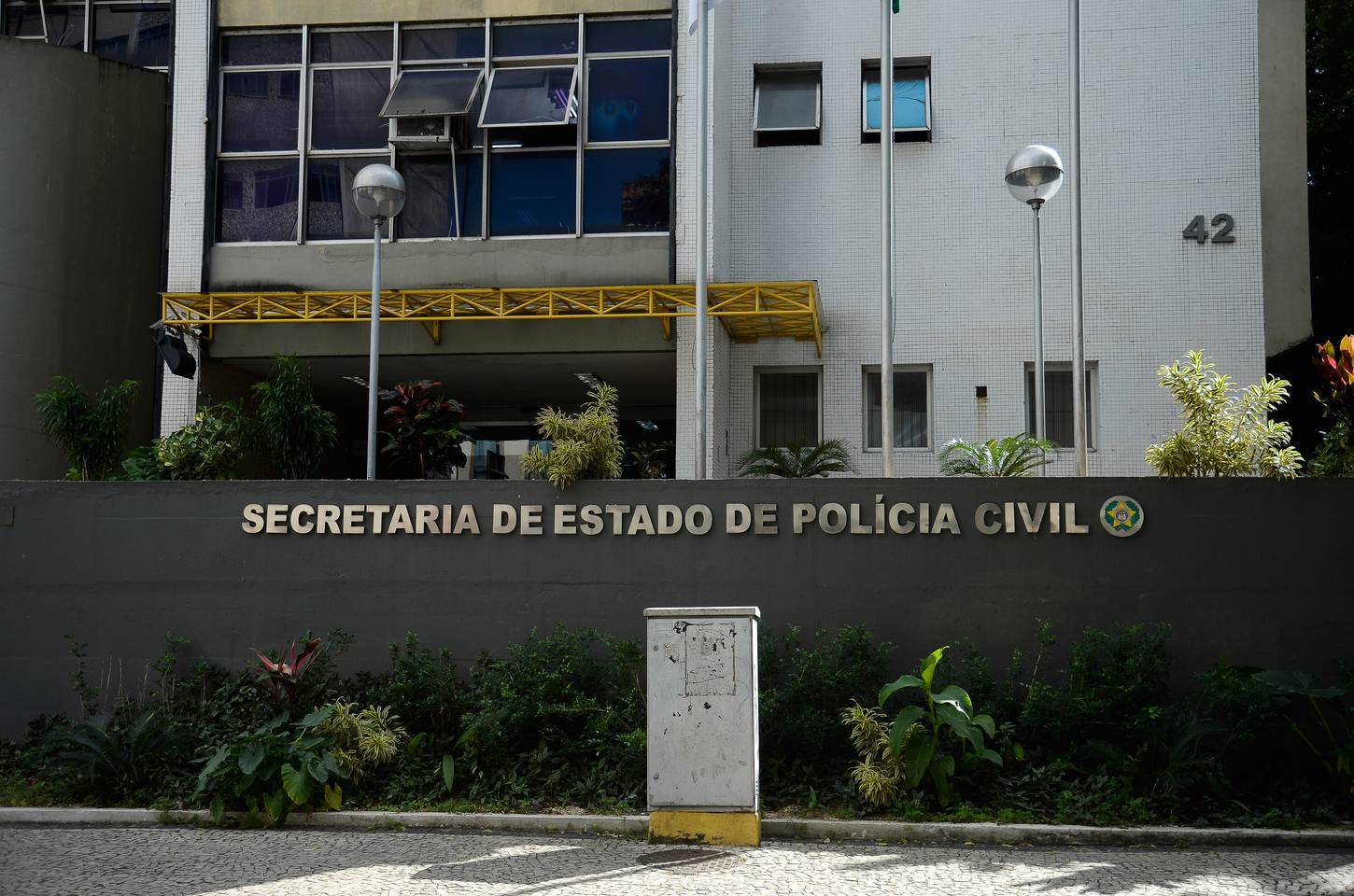 Menino de 12 anos é baleado em escola durante operação policial na Maré