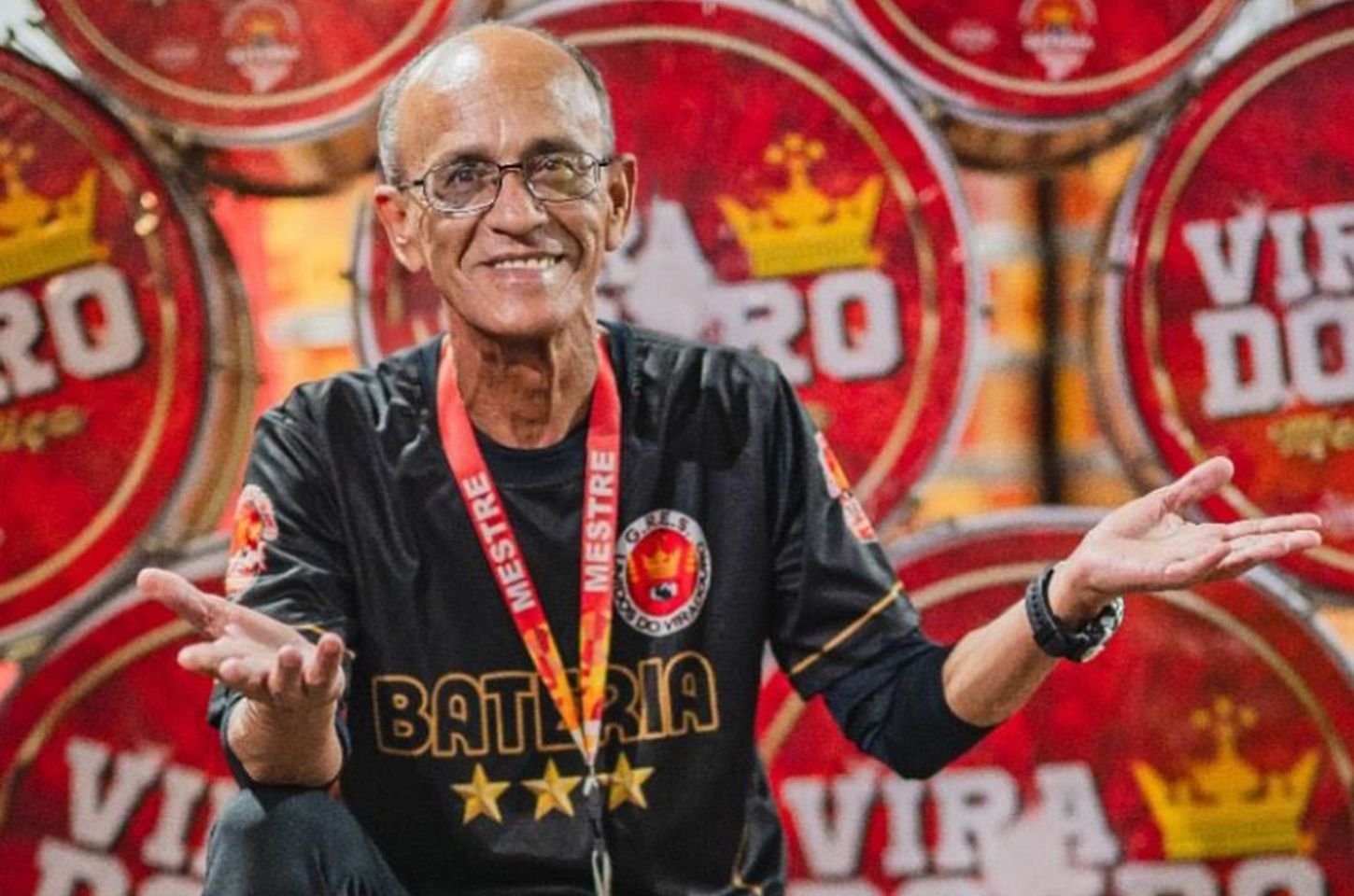 Mestre Ciça recebe flores em vida no carnaval da Viradouro