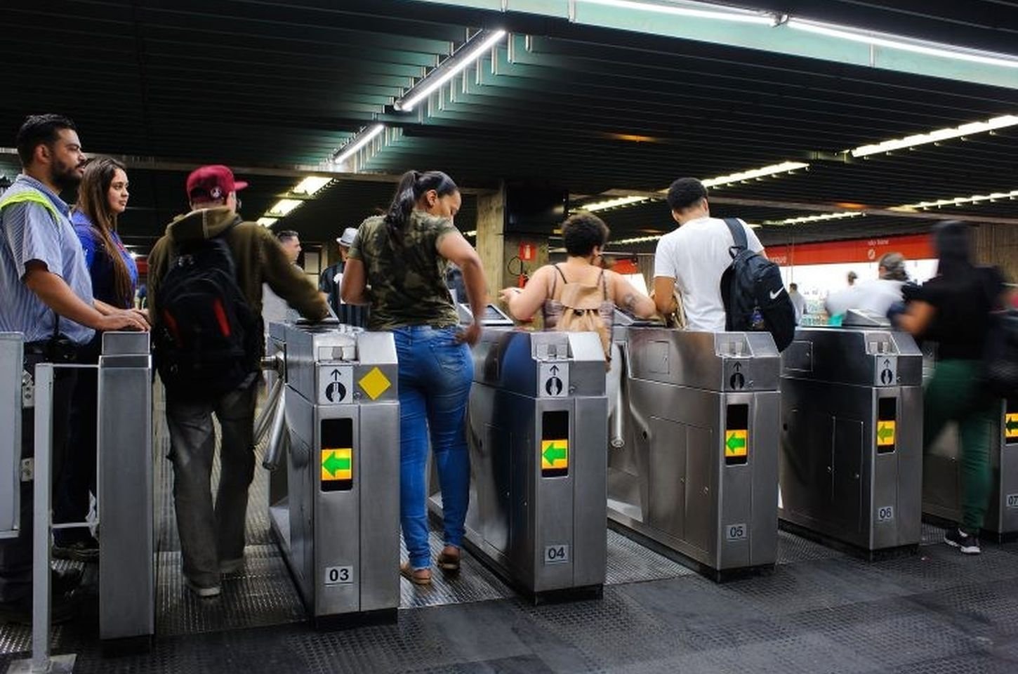 Metrô de SP prorroga operação 24 horas por mais seis meses