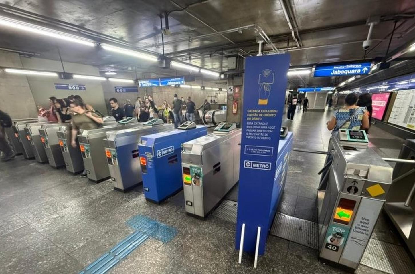 Metrô de SP testa pagamento por aproximação em catracas exclusivas
