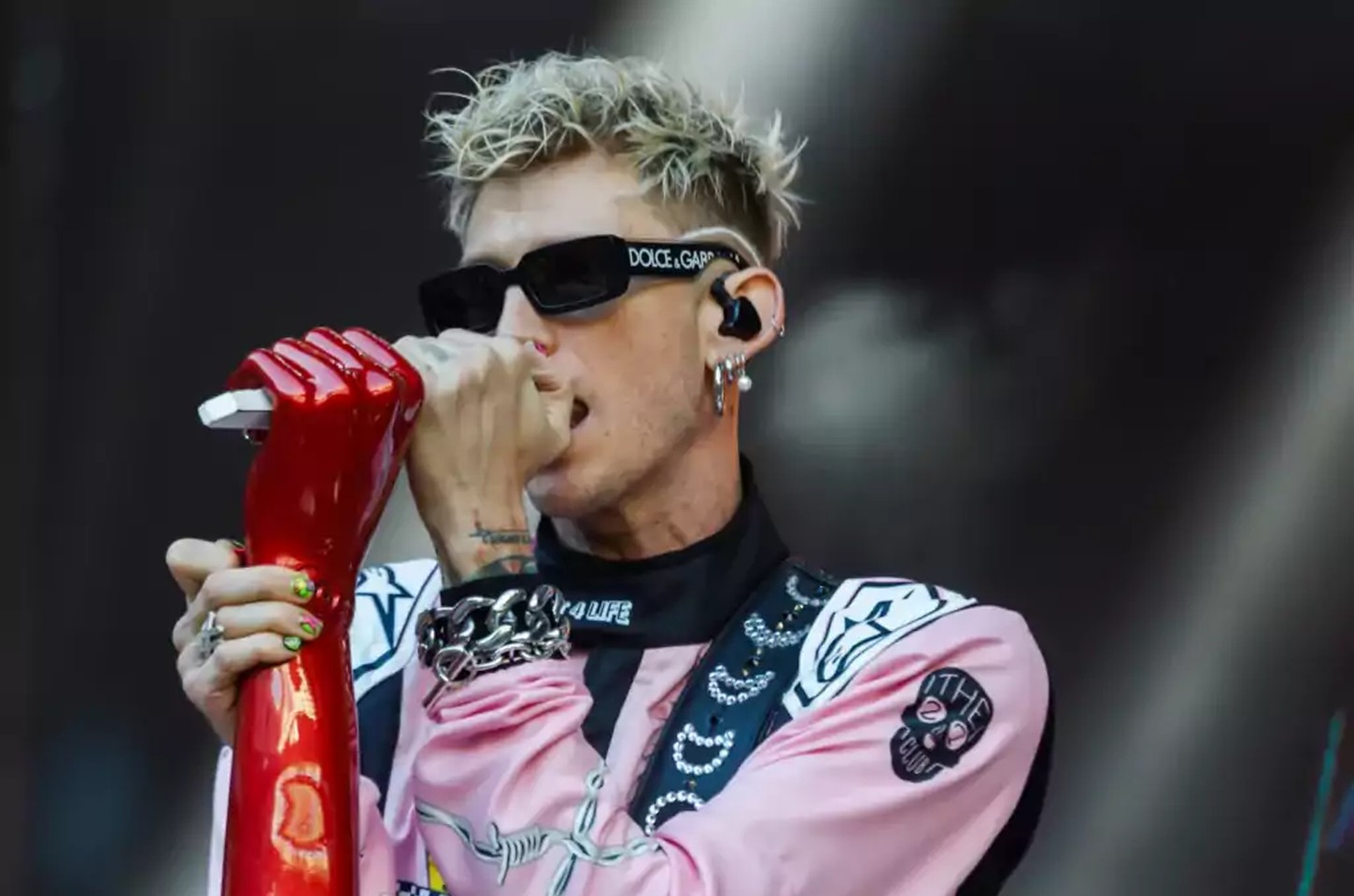 MGK revela bastidores da briga com Corey Taylor e diz que revidou após soco