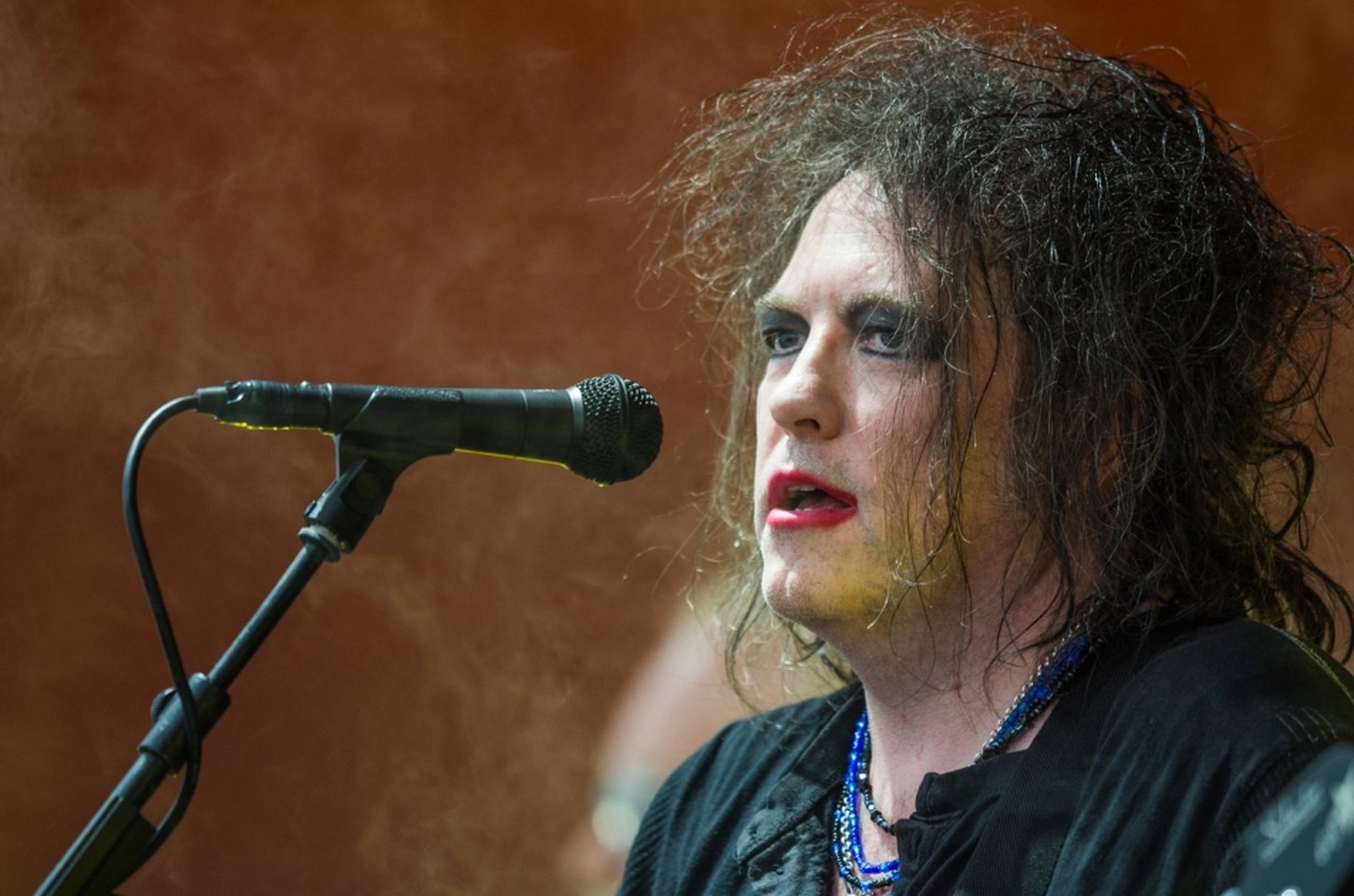 Mick Jagger conta como encontrou Robert Smith coberto de batom em estúdio