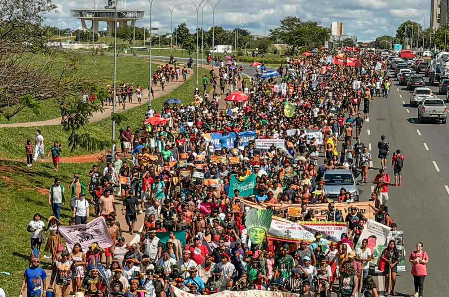 Milhares de indígenas marcham em Brasília contra retrocessos no Congresso