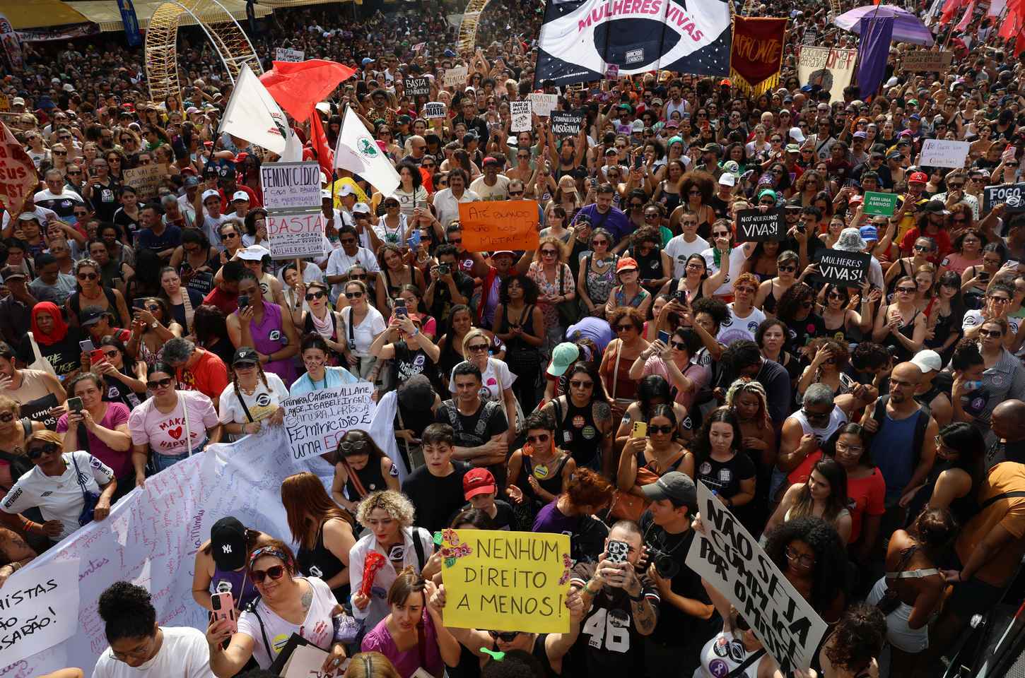 Milhares tomam a Avenida Paulista em ato contra o feminicídio