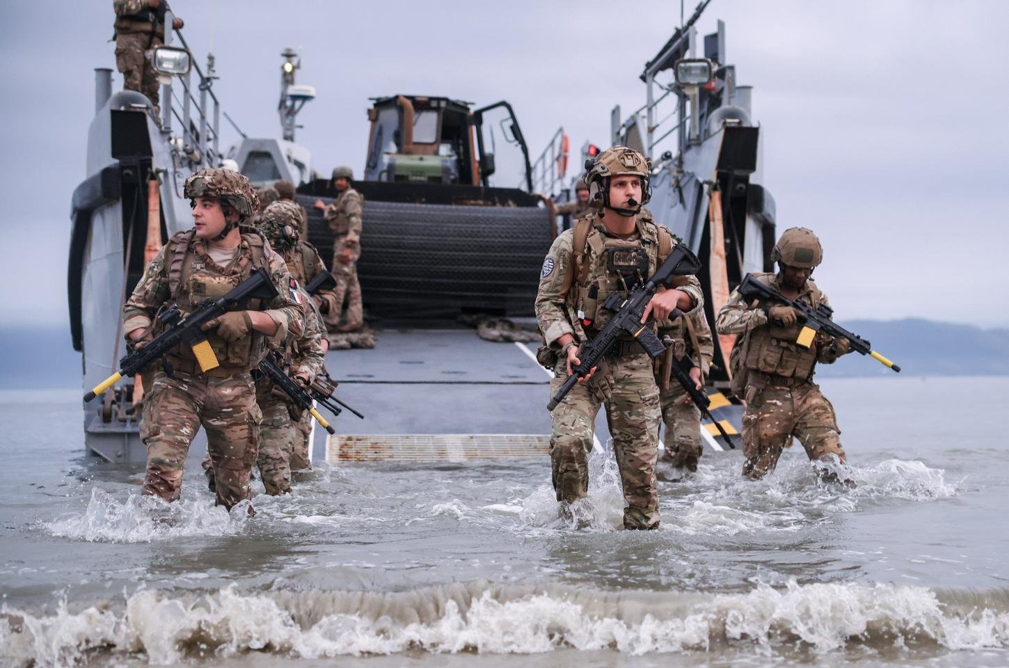 Militares do Brasil e da França realizam exercício conjunto na Ilha da Marambaia