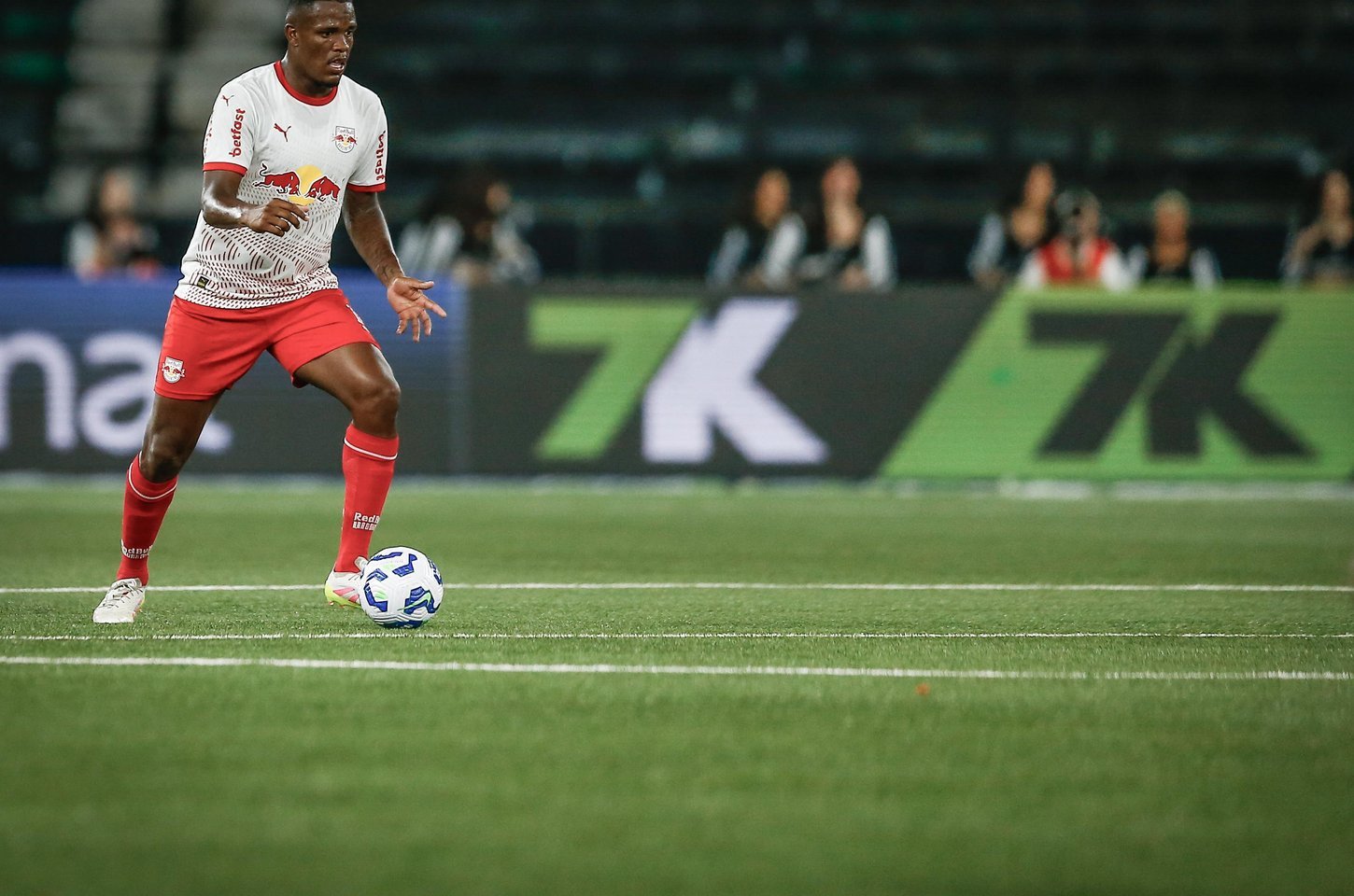 Ministérios repudiam declarações machistas de zagueiro contra árbitra